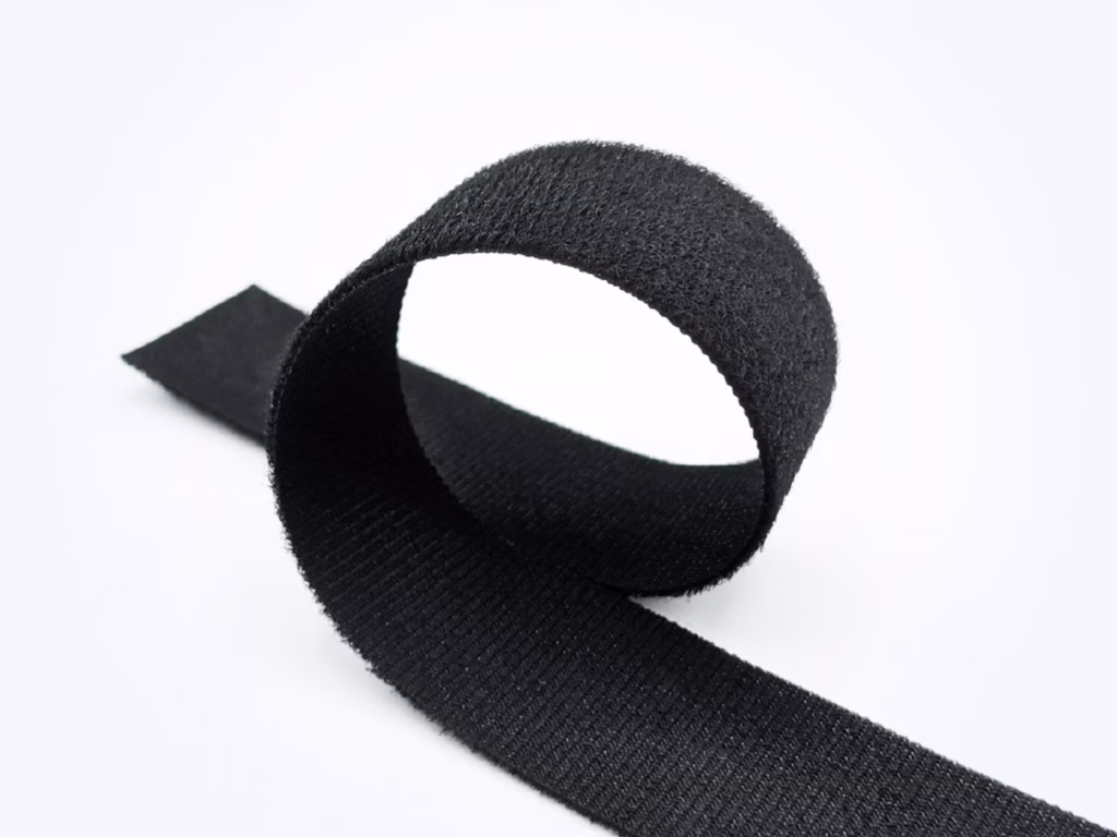 Cinta de nailon tejido HALCO con una superficie de bucle flexible y de perfil bajo para dispositivos médicos, prendas de vestir, muebles, materiales abrasivos y aplicaciones de fijación industrial.