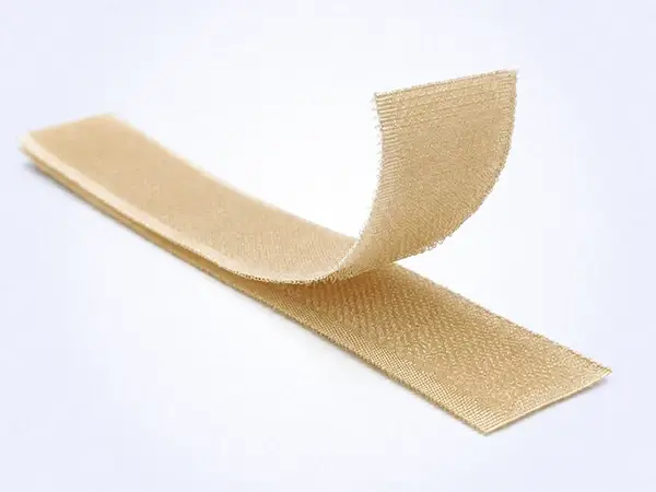 Cinta de velcro HALCO color canela, resistente al calor y a las llamas, que muestra las superficies de fijación del velcro.