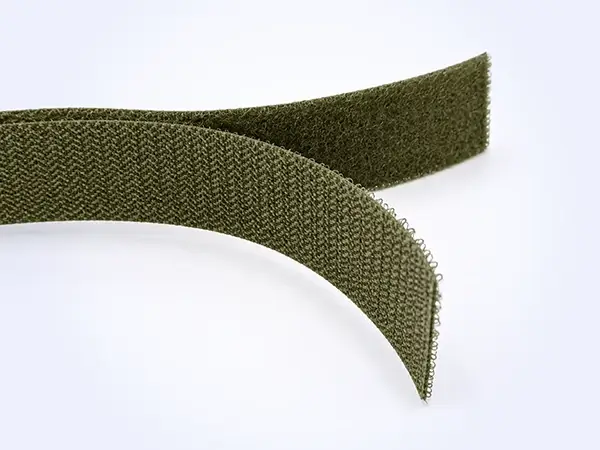 Tiras de velcro soldables HALCO W1 de color verde oliva que muestran ambas superficies de fijación.