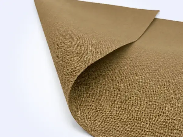 Tela de bucle ancho HALCO color marrón coyote doblada para mostrar la superficie de bucle suave y el reverso tejido.