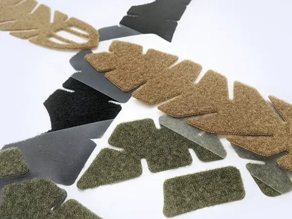 Componentes de velcro de nailon tejido HALCO troquelados en color marrón coyote, verde oliva, negro y gris.