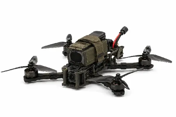 Dron táctico equipado con correas de velcro personalizadas de color verde oliva para asegurar las cámaras y los equipos electrónicos.